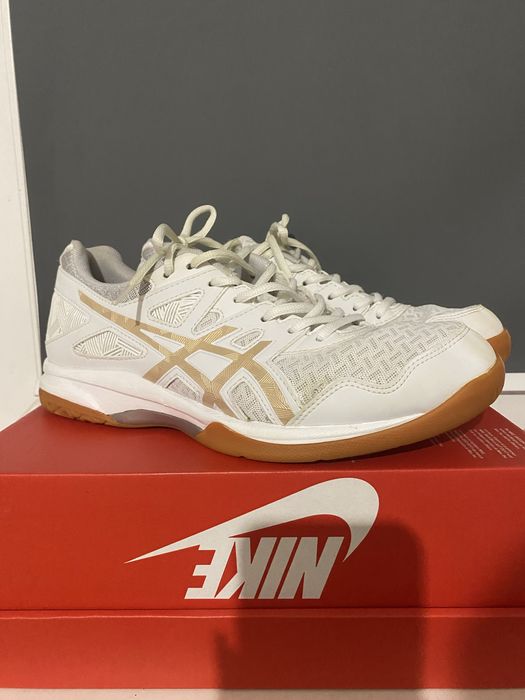 Волейбольні кросівки asics