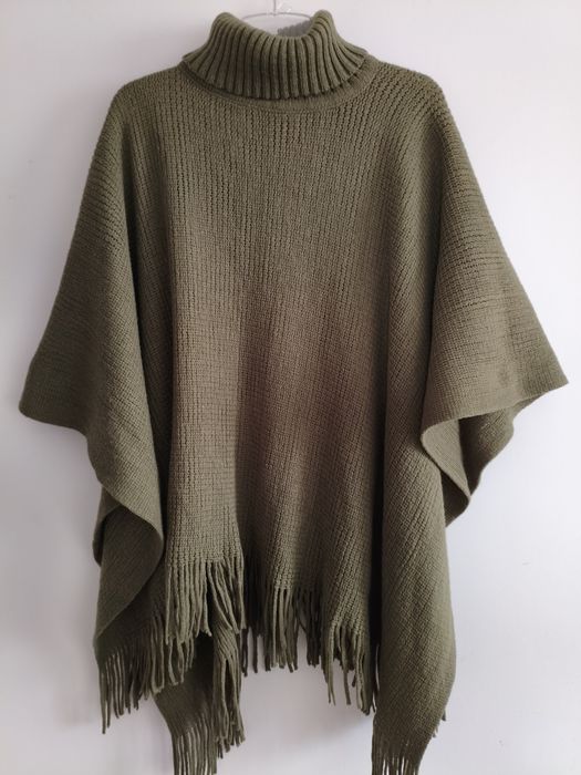 Poncho z golfem  z frędzlami