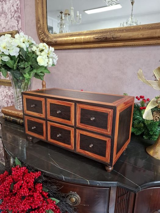 ssElegante contador em Pau Rosa e outras madeiras nobres.
Elegante