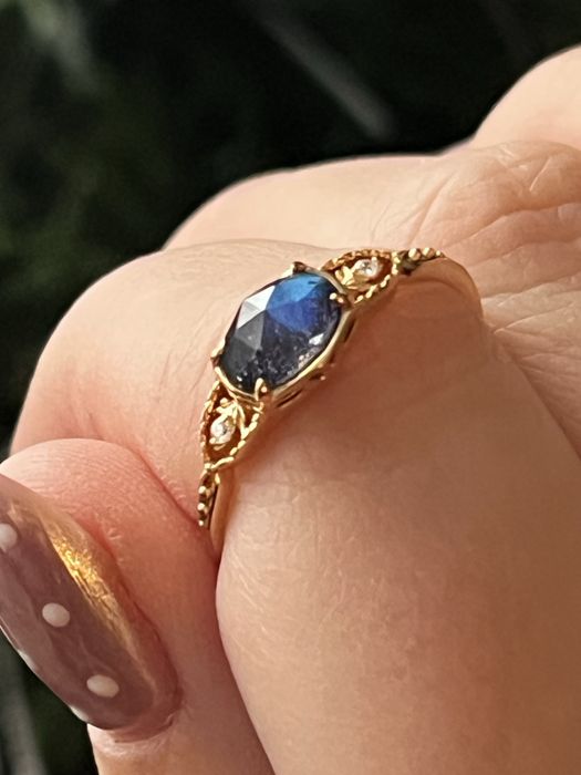 Pozłacany pierścionek ze srebra 925 z granatowym kamieniem labradoryt