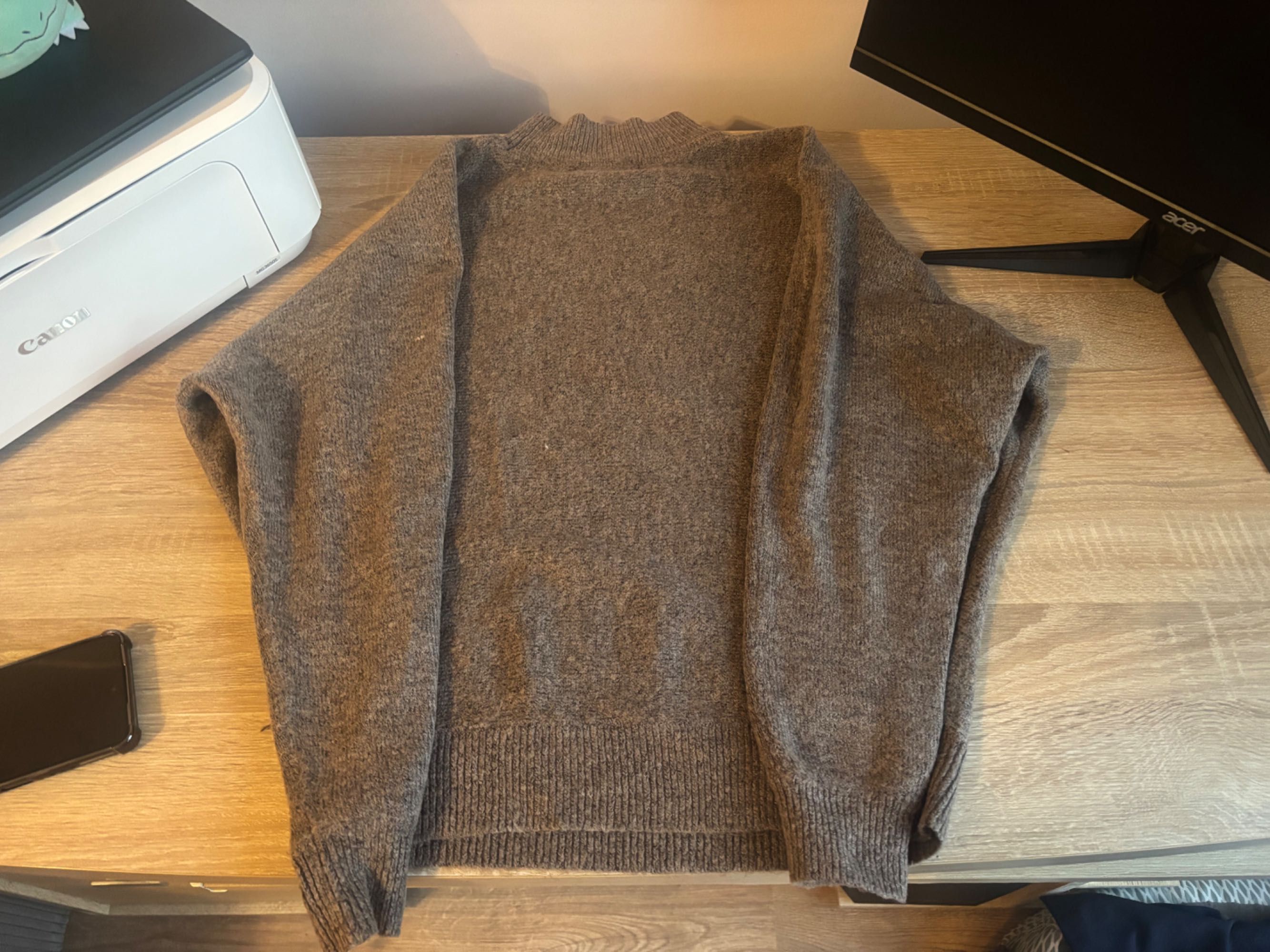 Brązowy sweter z półgolfem