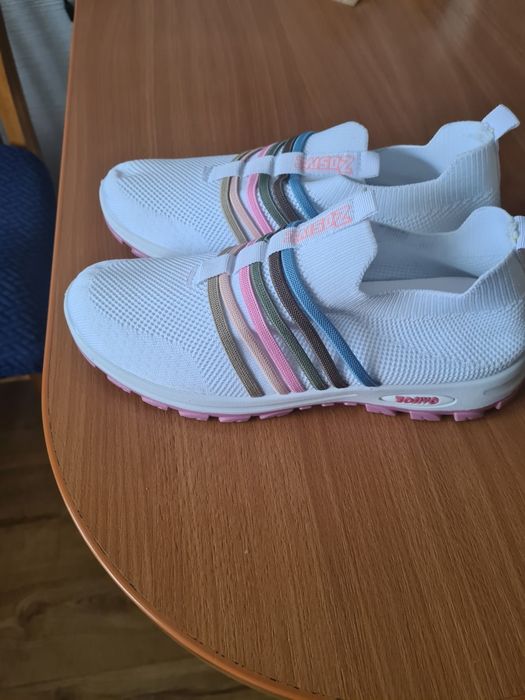 Nowe białe tenisówki