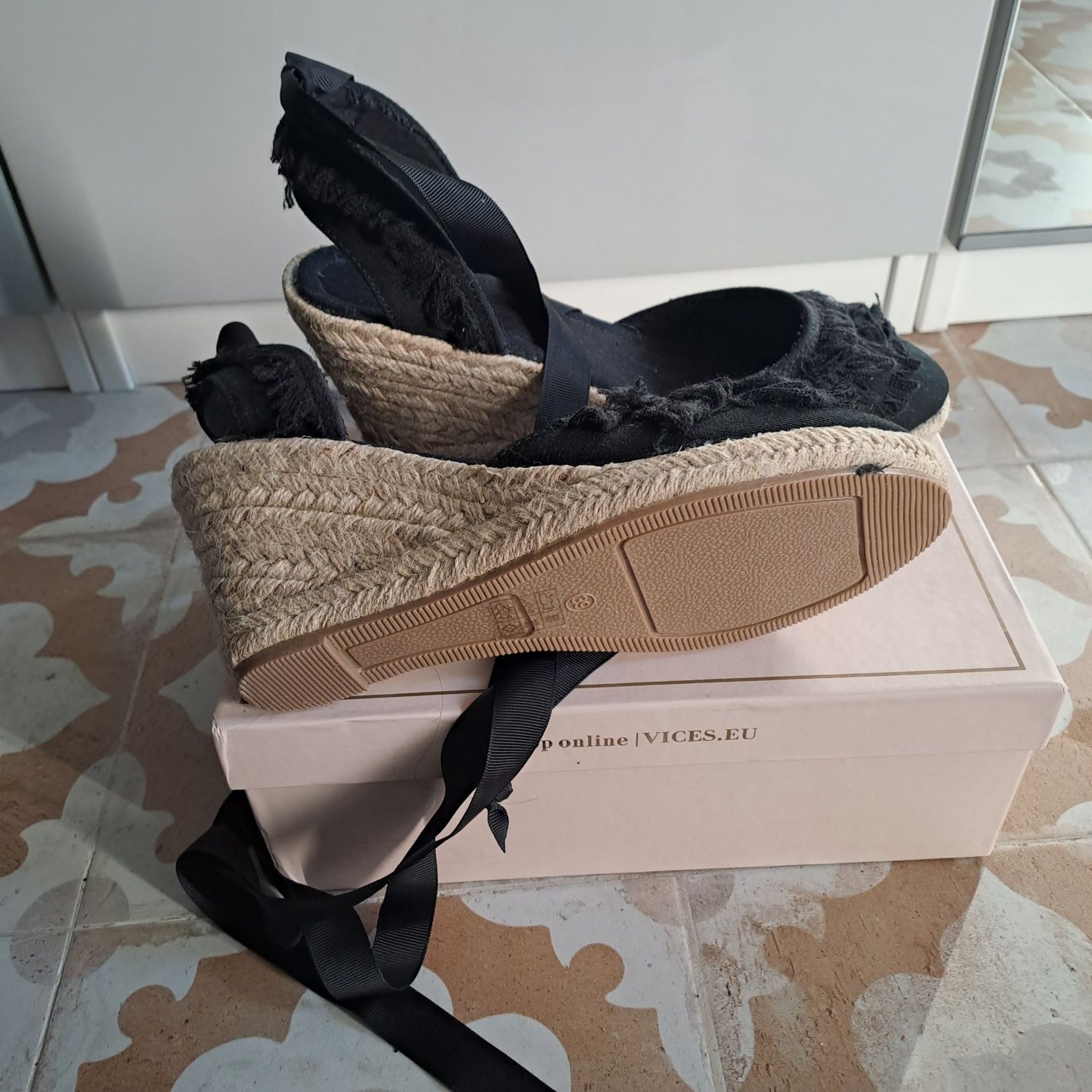 Espadryle na koturnie wiązane VICES czarne r. 39