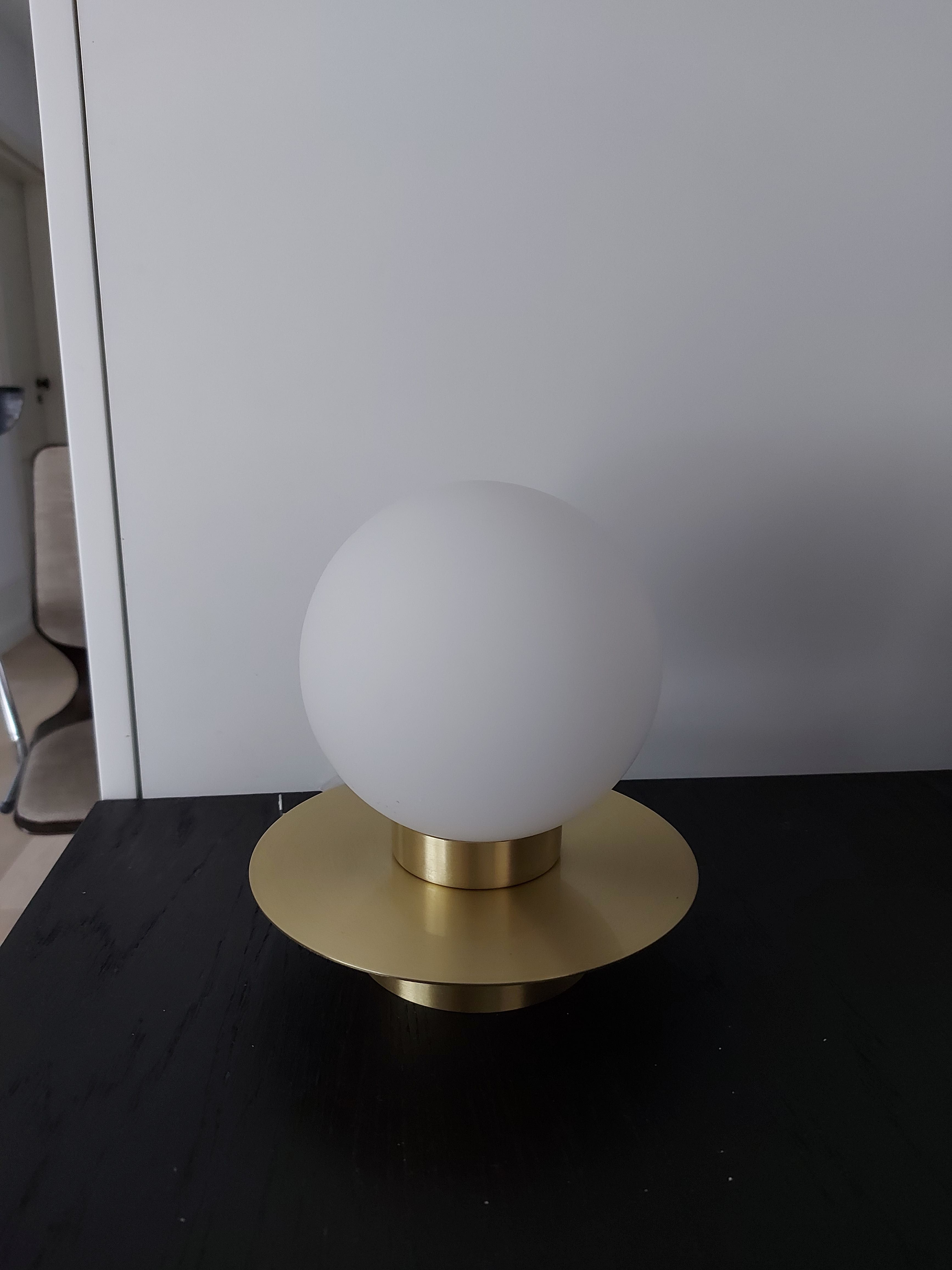Lampa Westwing kinkiet, szklany klosz + złota podstawa