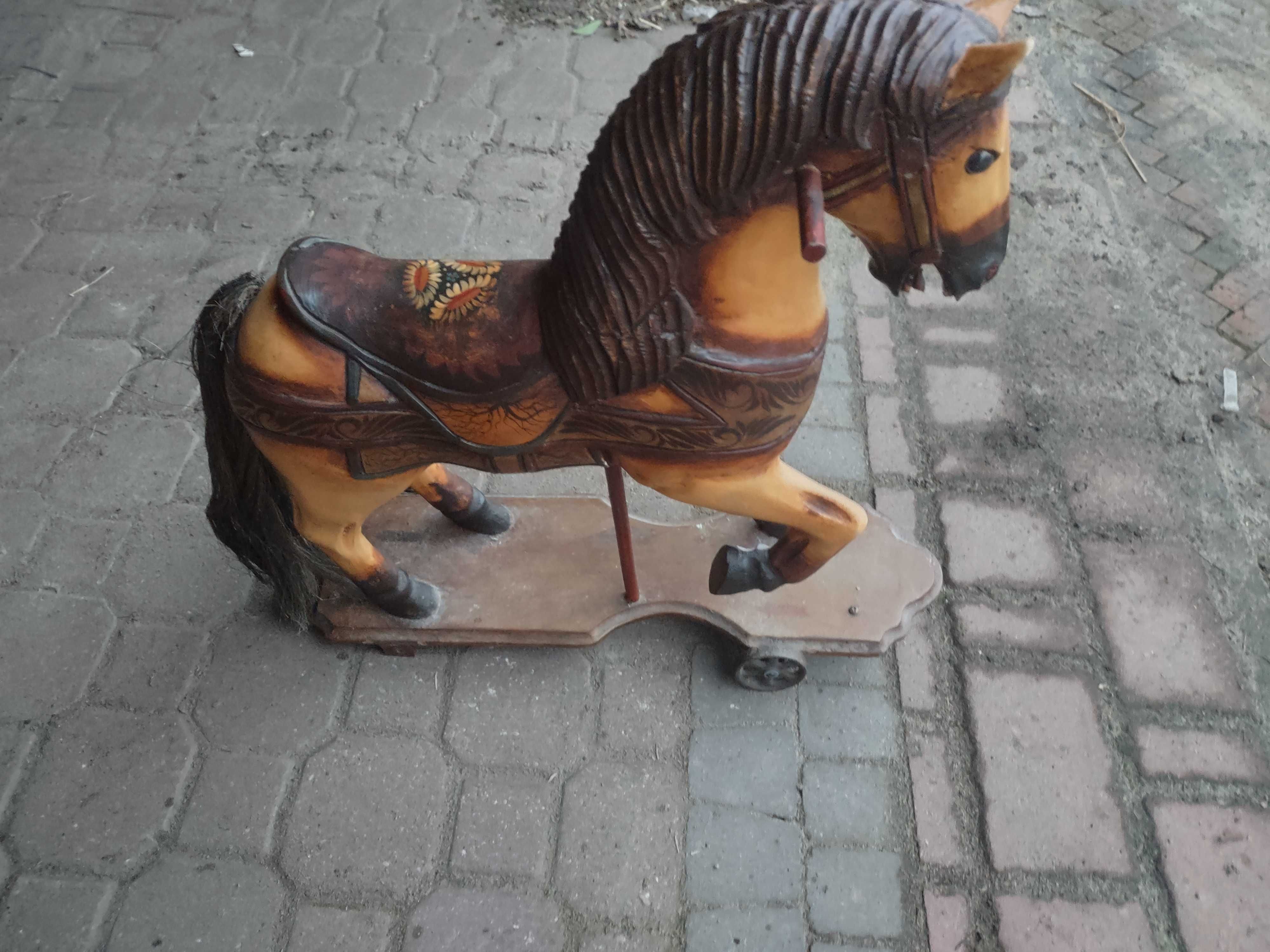 Stary Koń drewniany z karuzeli