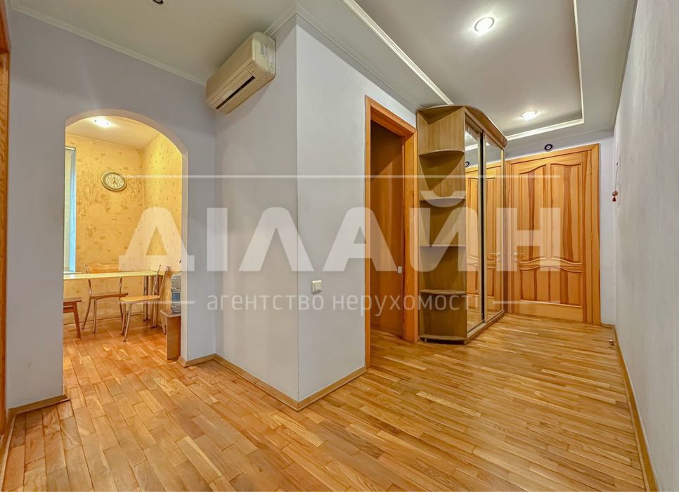 Краща локація! 2х кімн. Сталінка у Центрі міста!