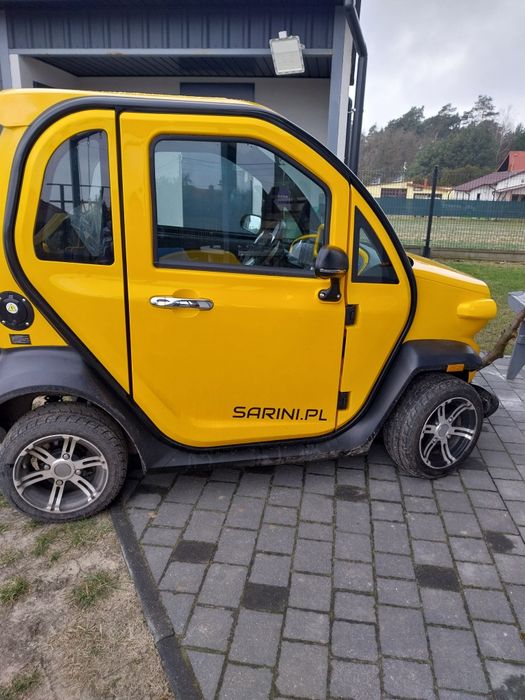 Samochód 2 osobowy elektryczny.