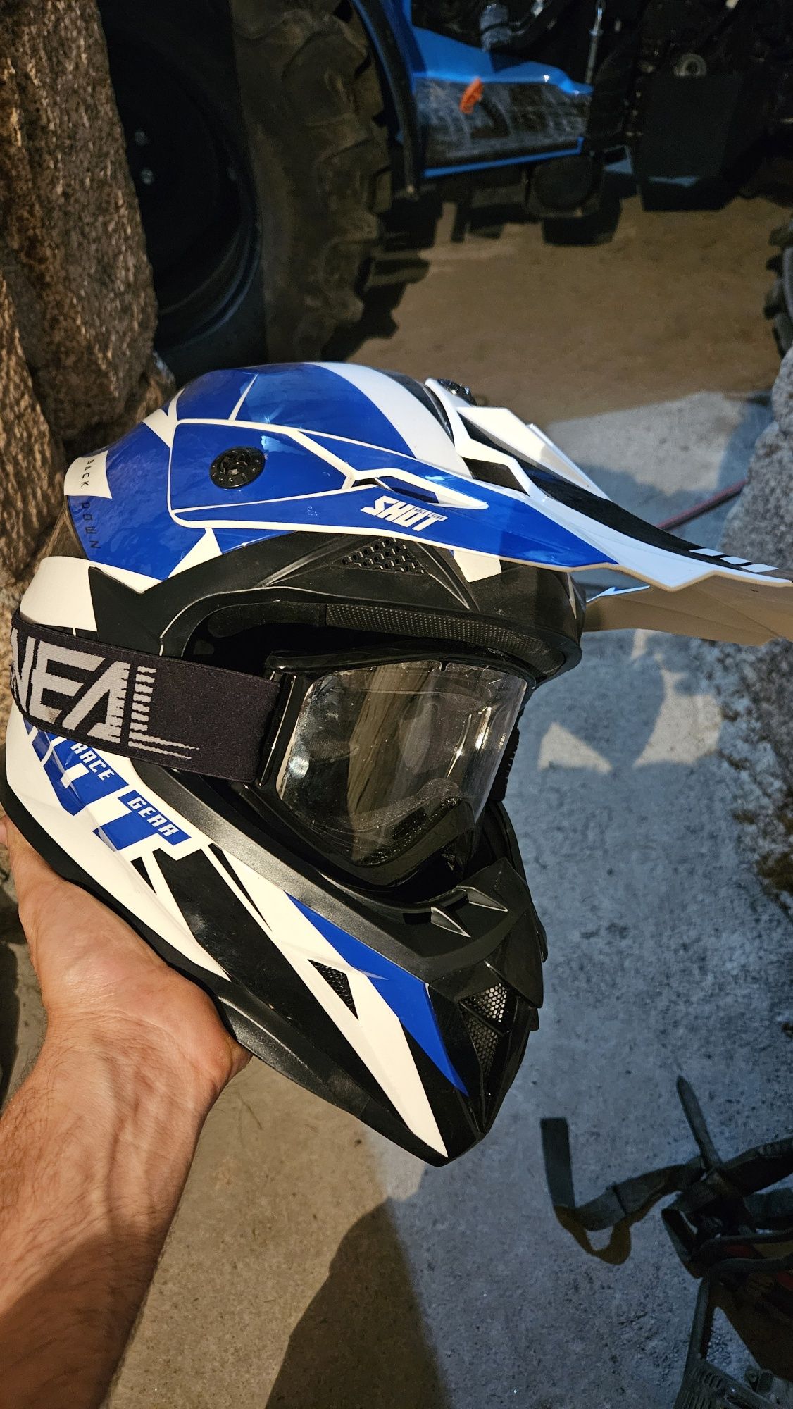 Capacete shot com óculos oneal