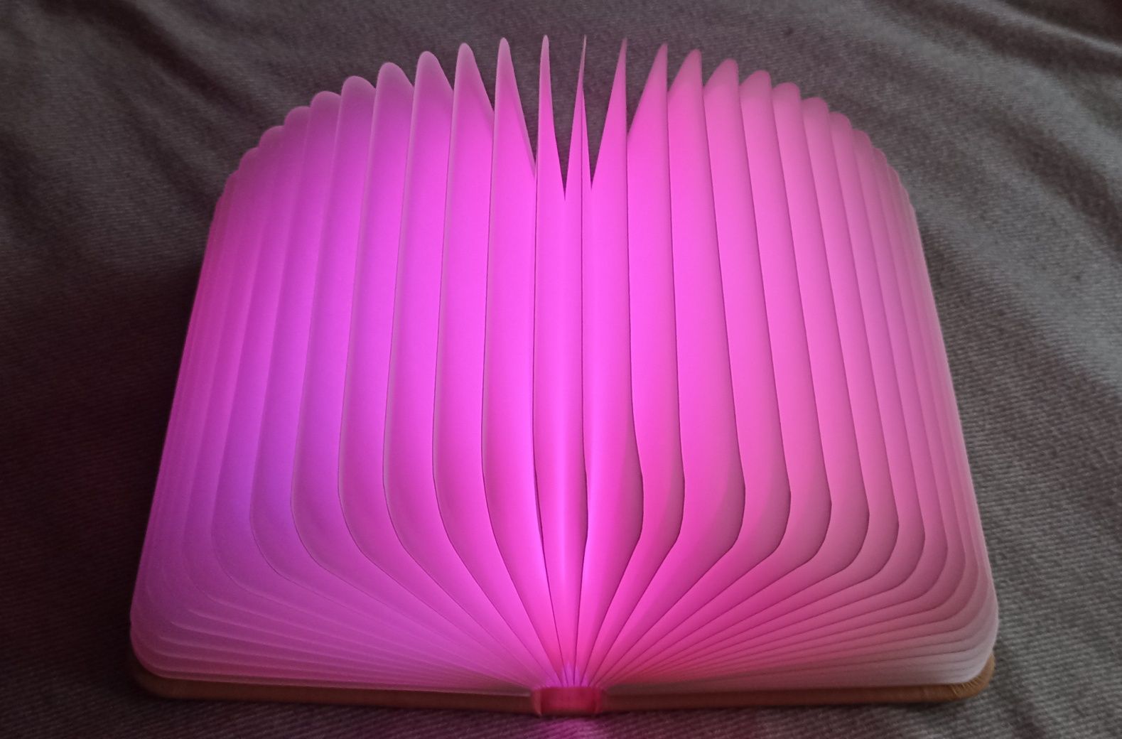 "Book Lamp'' przenośna lampka