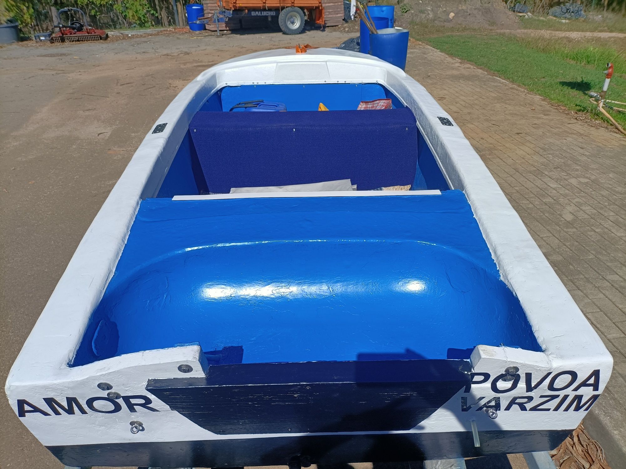 barco de madeira vibrado a remos