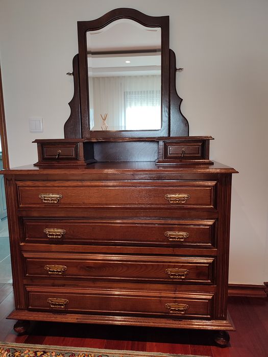 Mobilia em Castanho Maciço