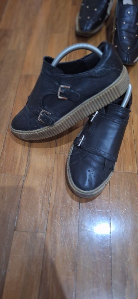 Sapatos tipo loafers mocassin em pele