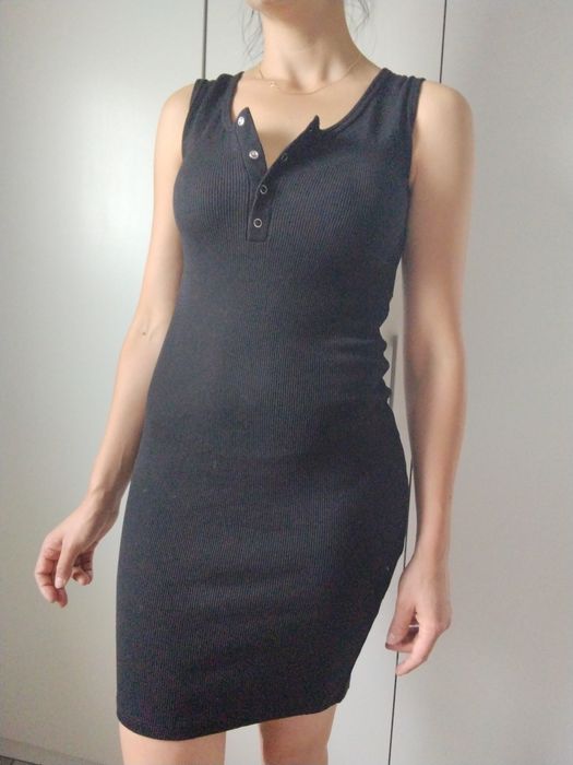Czarna prążkowana sukienka
