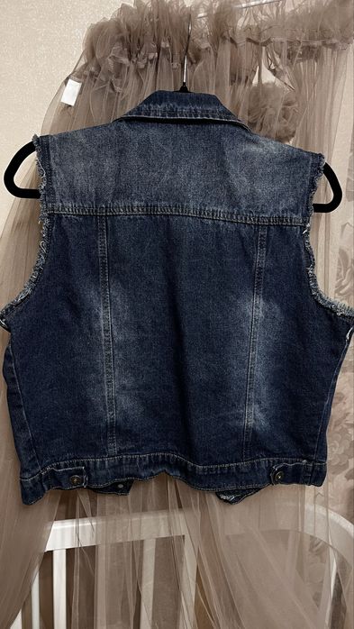 Жіноча джинсова жилетка