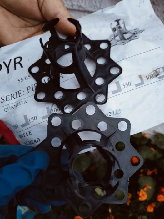 Пірамідки під арматуру пластик