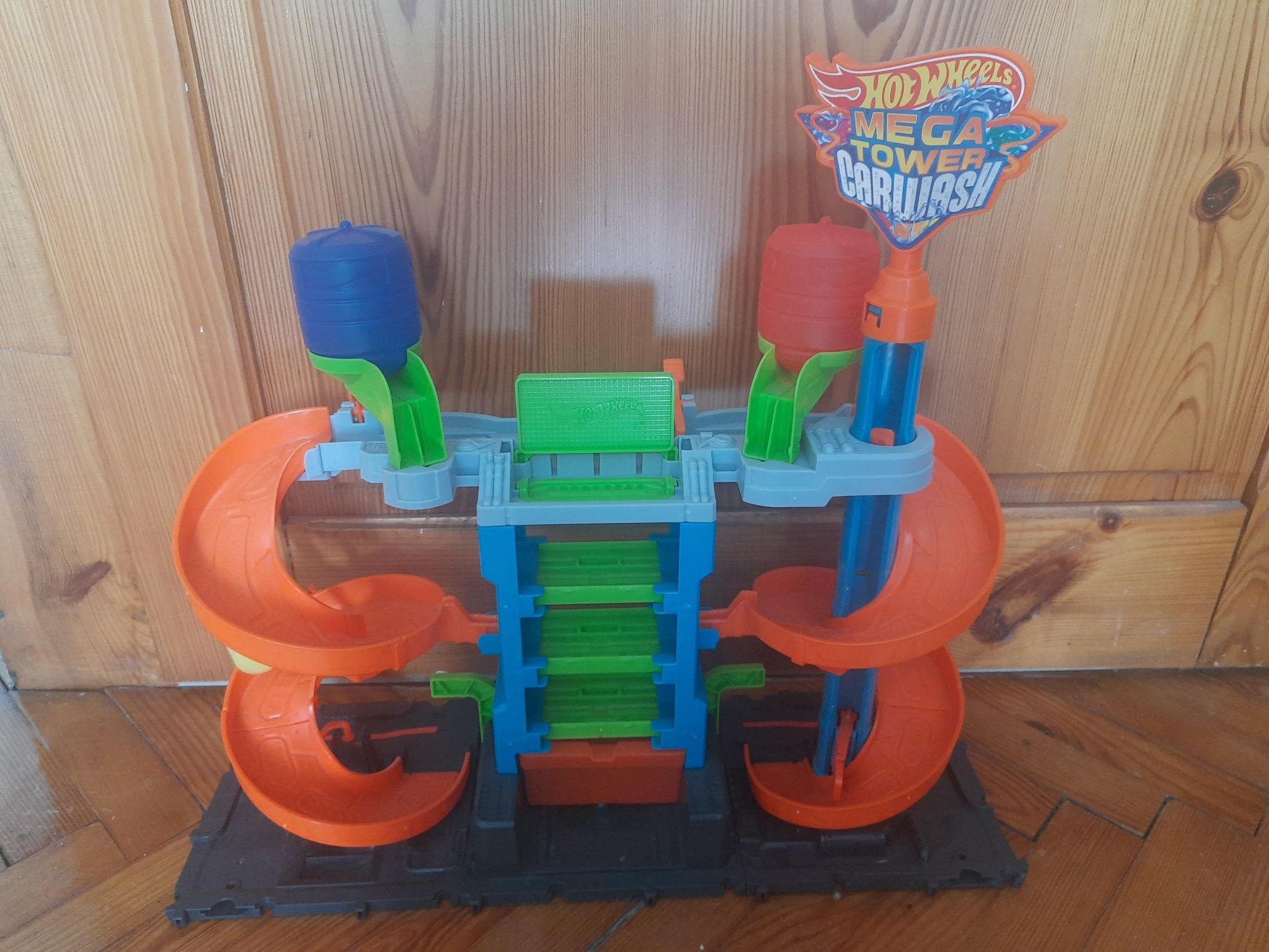 Hot Wheels megamyjnia zakręcona myjnia