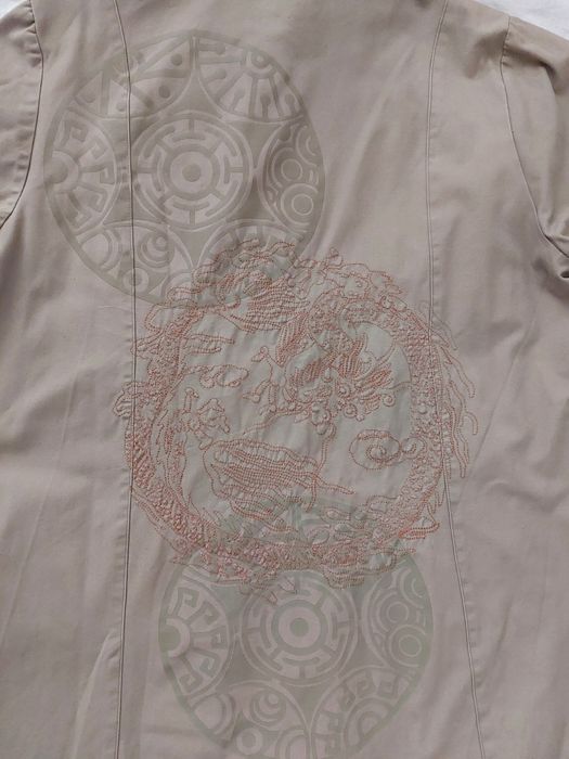 Khaki płaszcz z kapturem i wzorem na plecach jesienny wiosenny