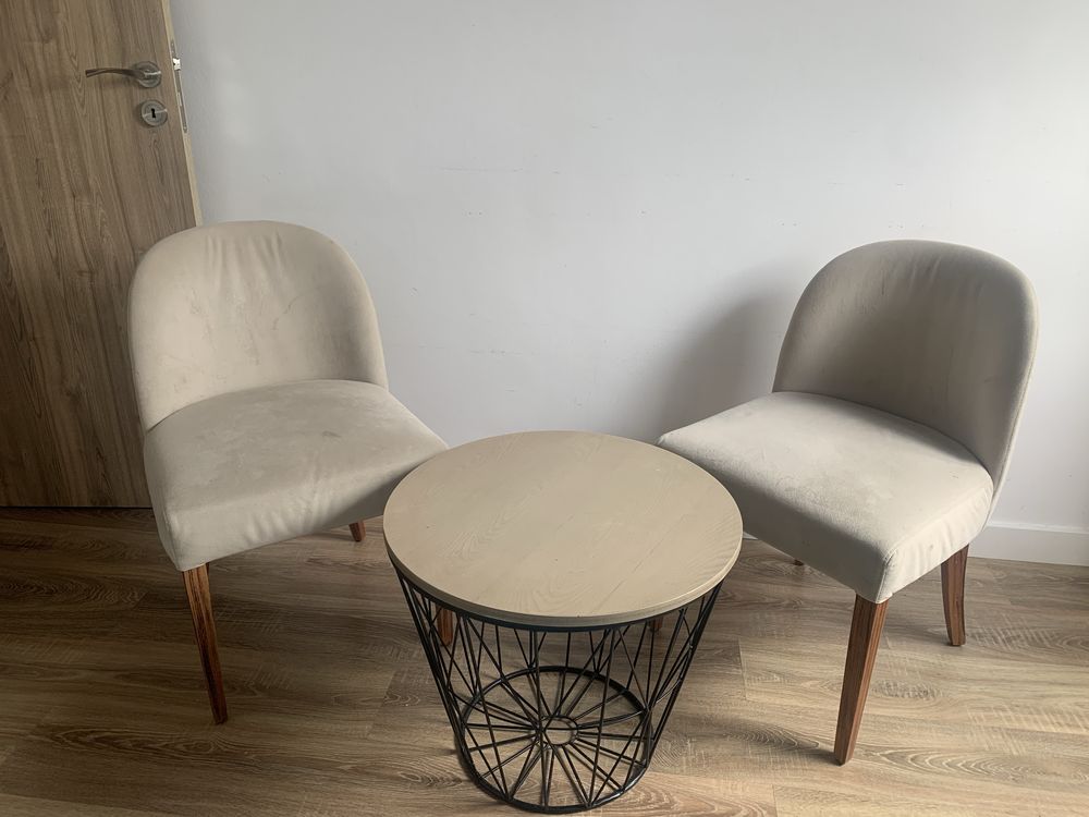 Mesa de apoio e cadeiras