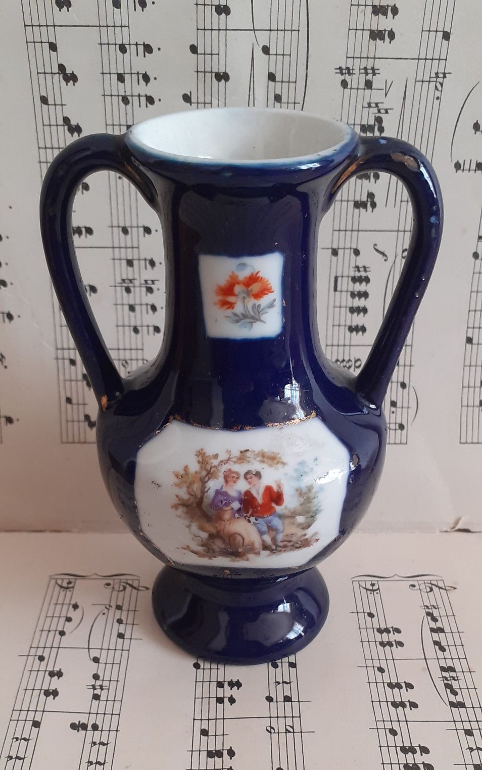 Porcelanowy wazon z parą w stylu vintage retro