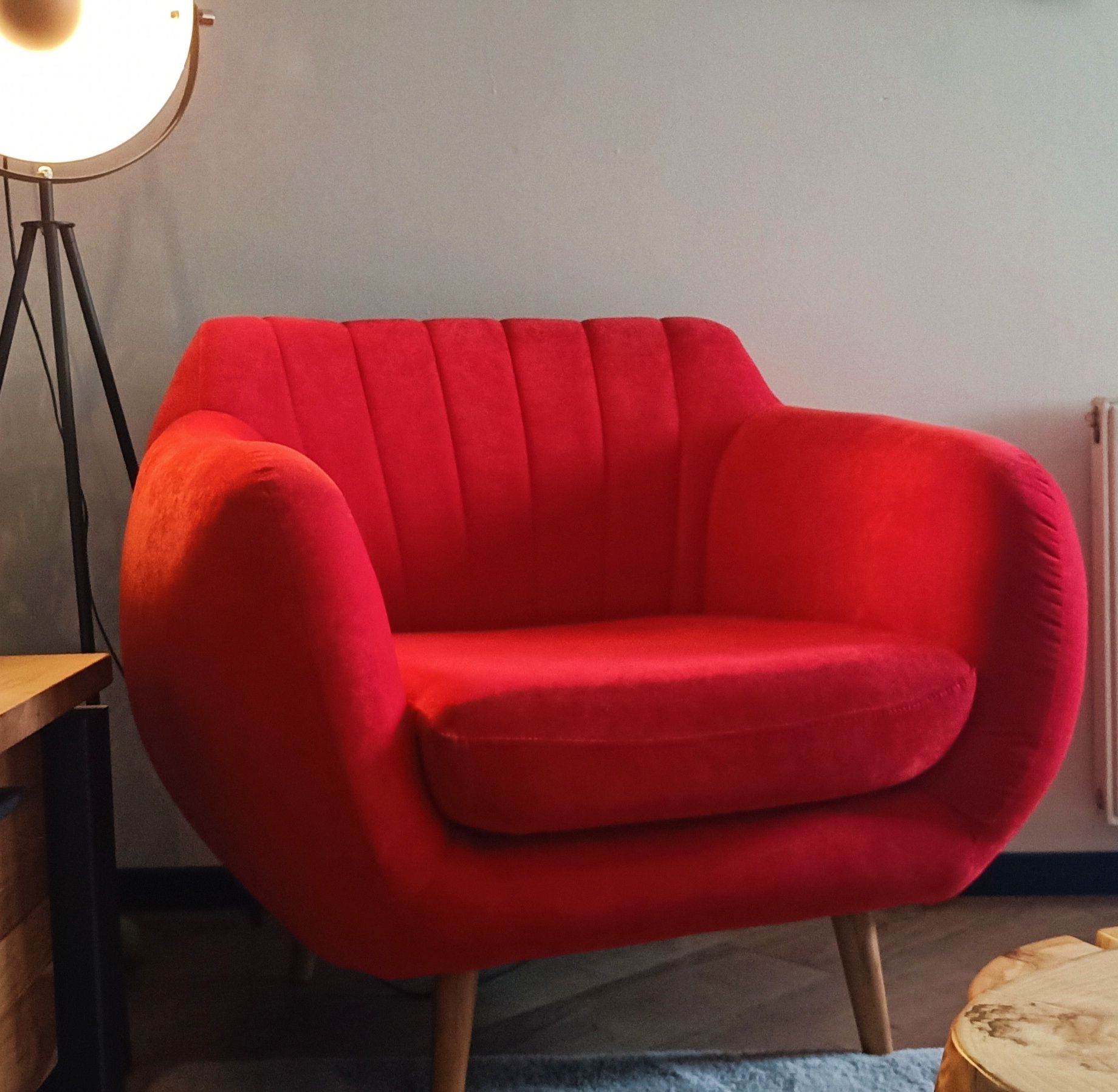 Piękny, czerwony fotel
