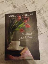 Dworek pod lipami, Anna J. Szepielak