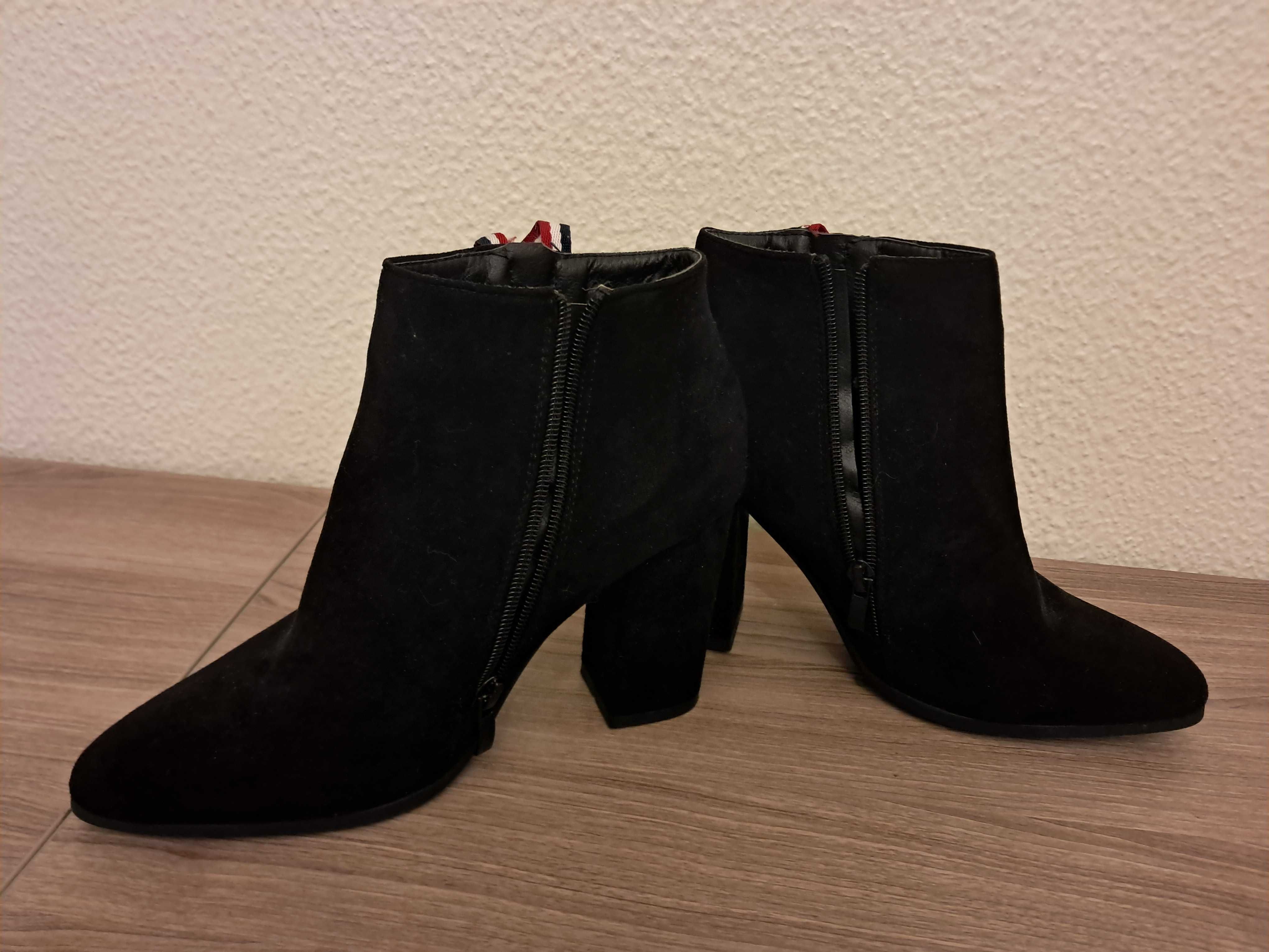 Botas pretas de senhora