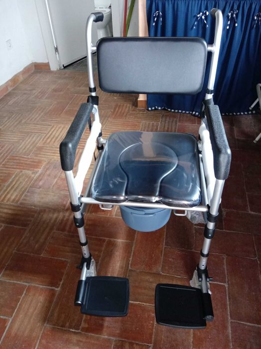 Cadeira de banho com rodas nova