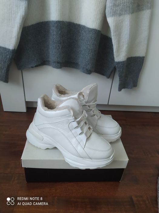 Жіночі шкіряні кросівки