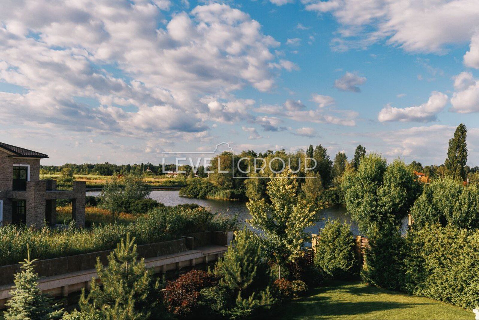 Продаж нового будинку з виходом в р.Дніпро, містечко VIP-рівня!