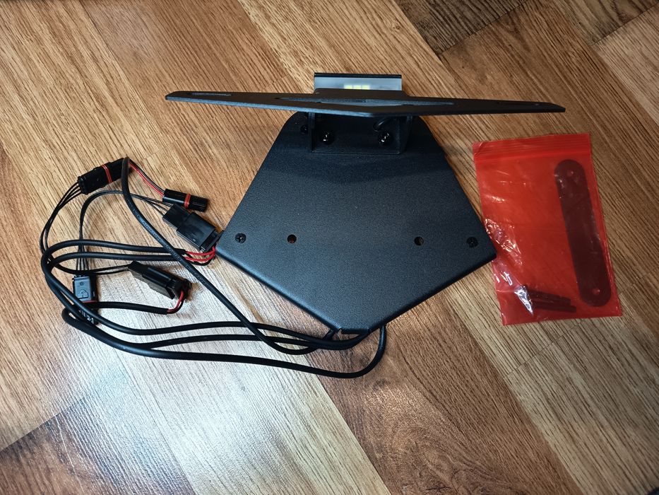 Uchwyt tablicy rejestracyjnej z oświetleniem LED 12V