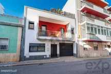Moradia T3+1 com pátio, enorme terraço e garagem no centro de Olhão