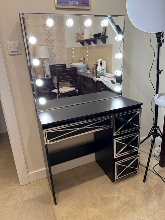 Czarna toaletka, lustro LED make up z szufladami