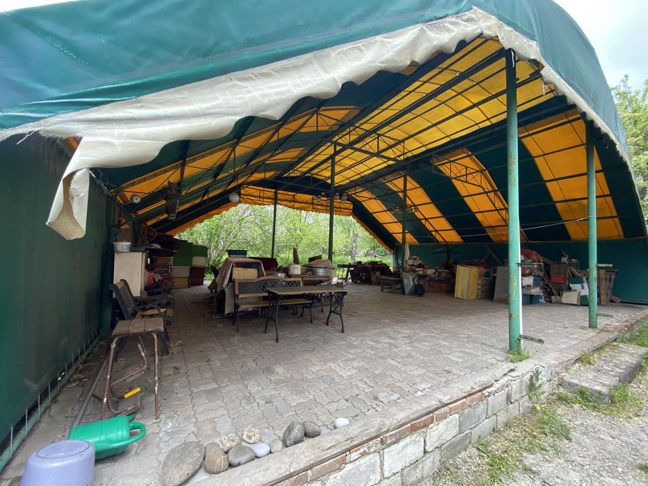 Земельна ділянка 1,05 Га, з будинками, фасад траси, 20 км. від міста.