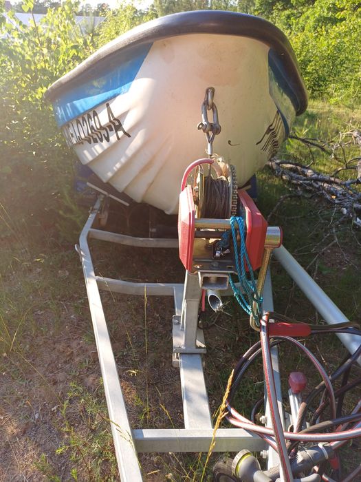 Łódź wędkarska z przyczepą, z masztem, żaglem, silnikiem spalinowym i