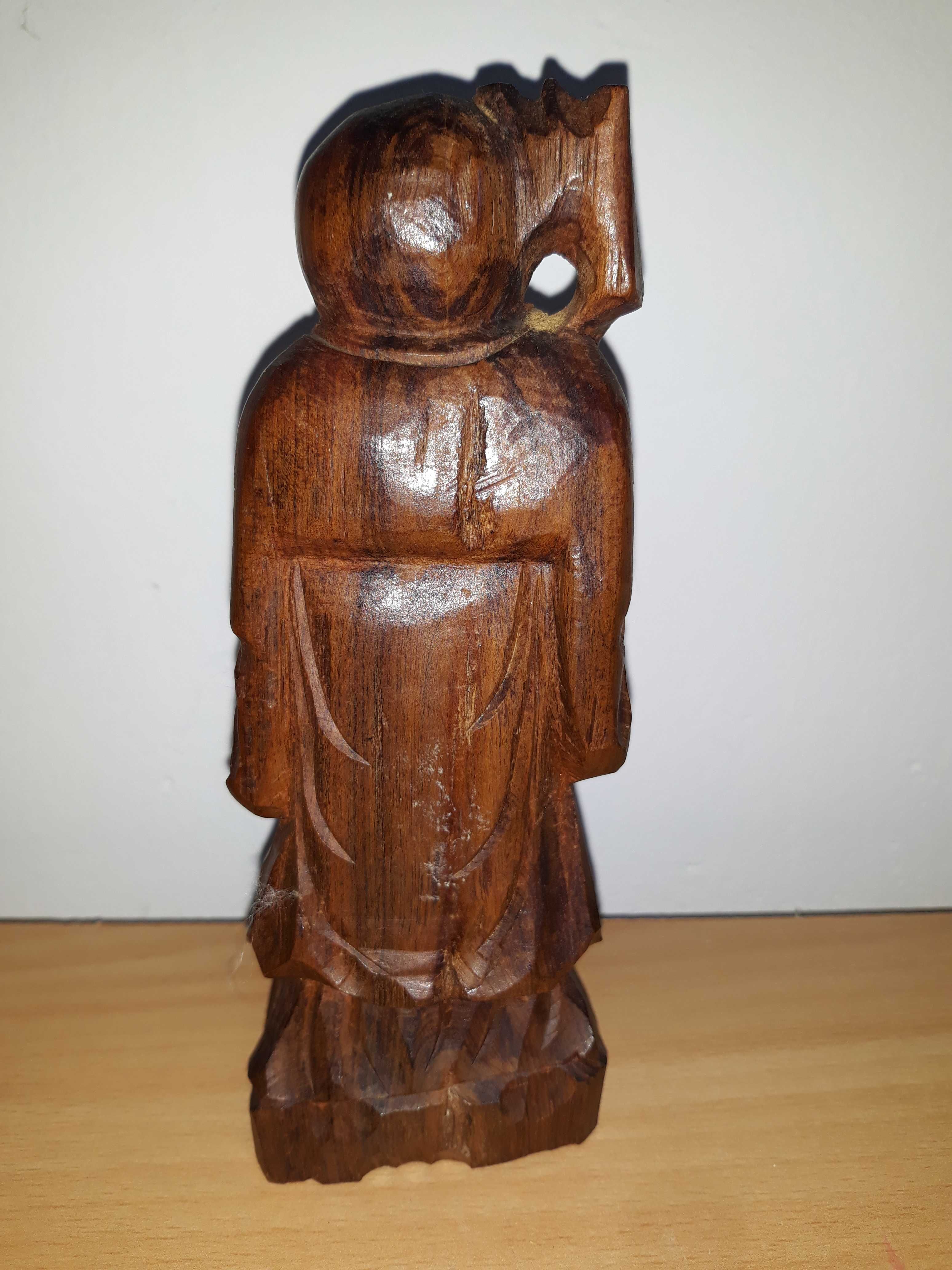Drewniana figurka ręcznie rzeźbiona