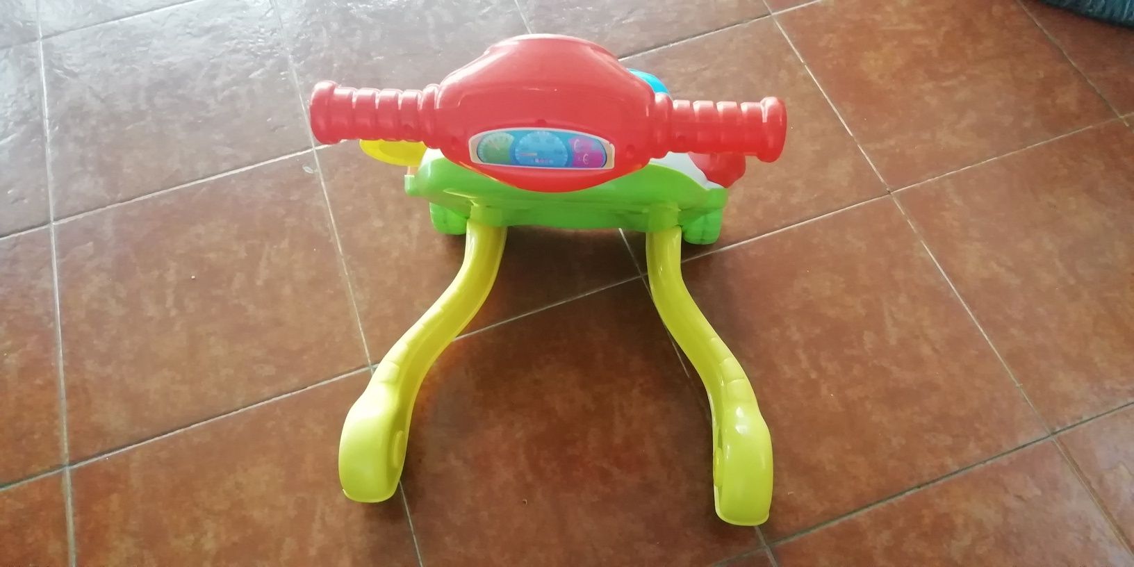 Andarilho Clementoni baby Musical 
Scoter Primeiros Passos