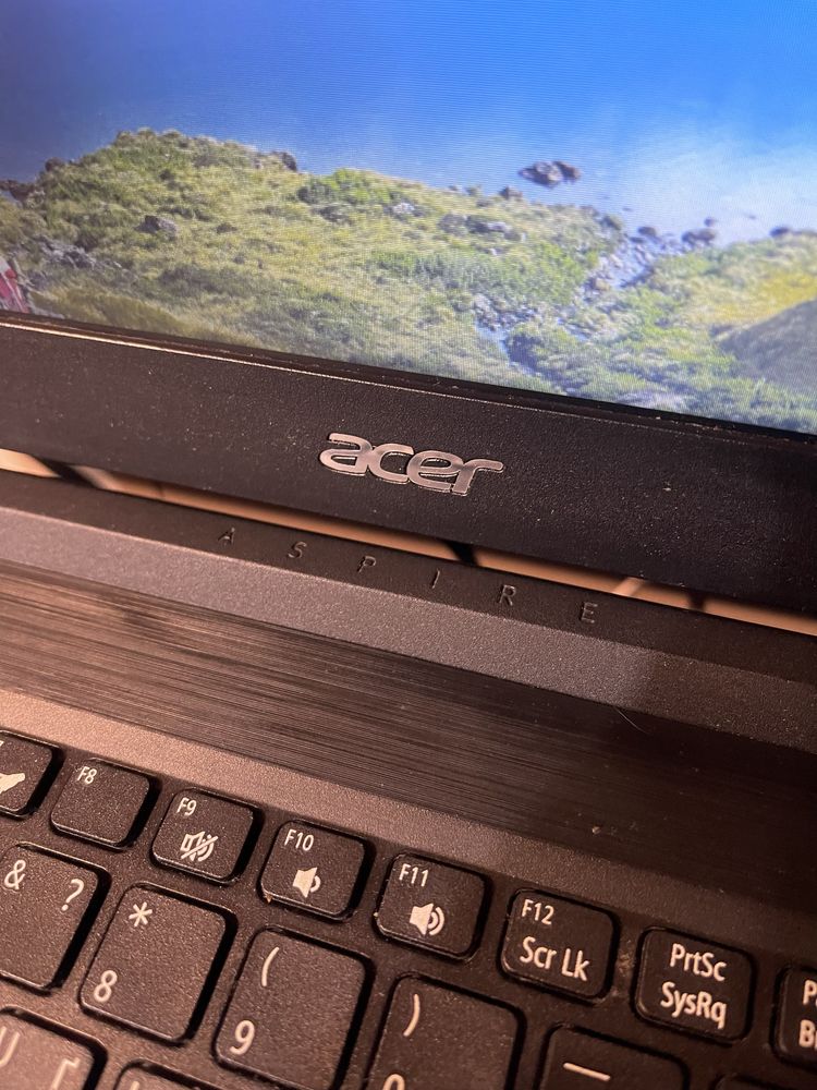 Ноутбук Acer Aspire з коробкою для навчання