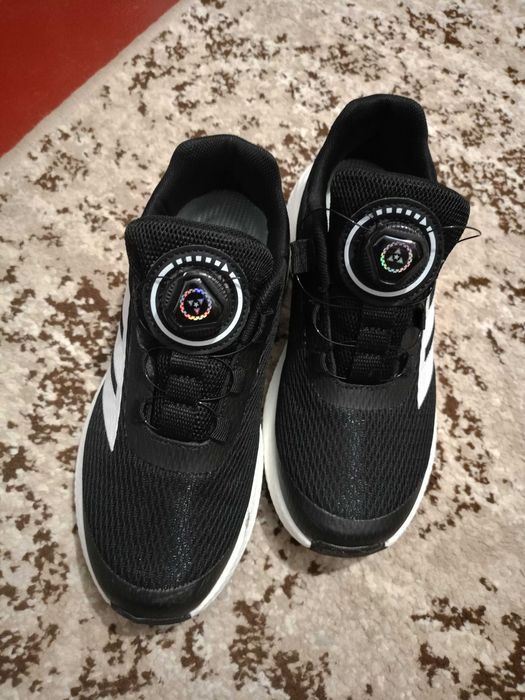 Кросівки 37 розмір, з дисковою круглою шнурівкою