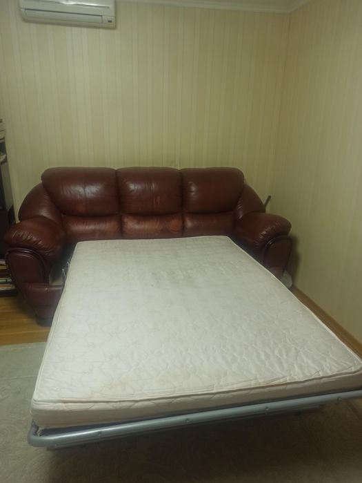 Шкіряний диван б/у розкладний.