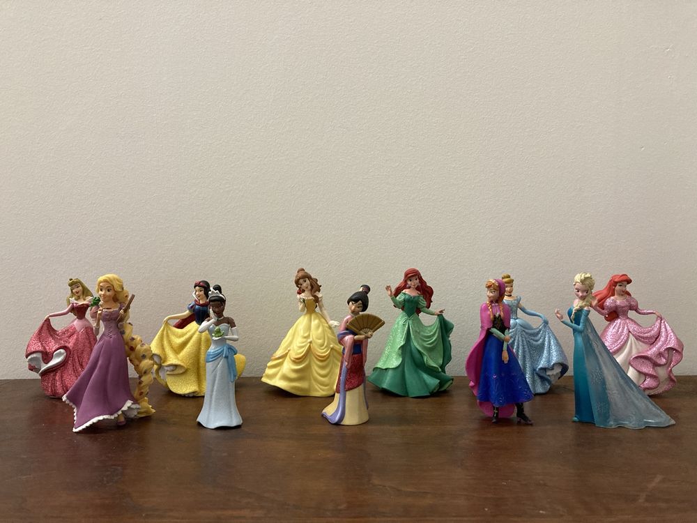 Figuras de princesas em ótimo estado