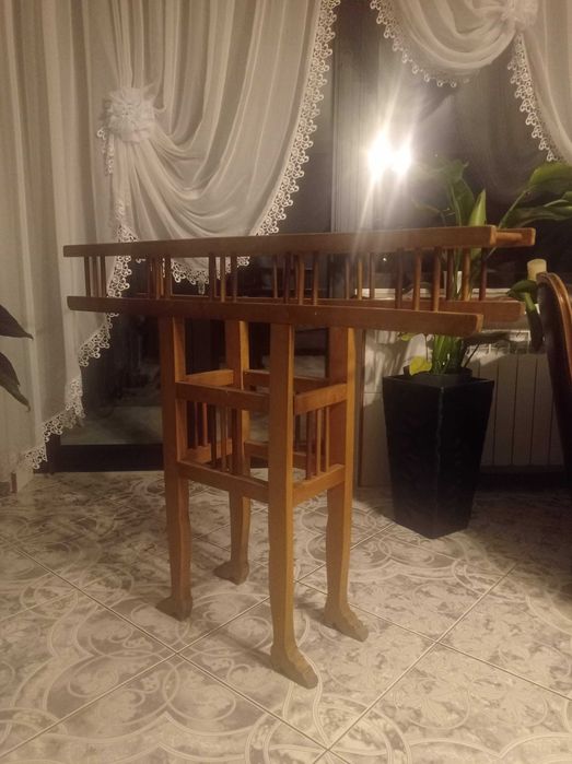 Stary drewniany kwietnik