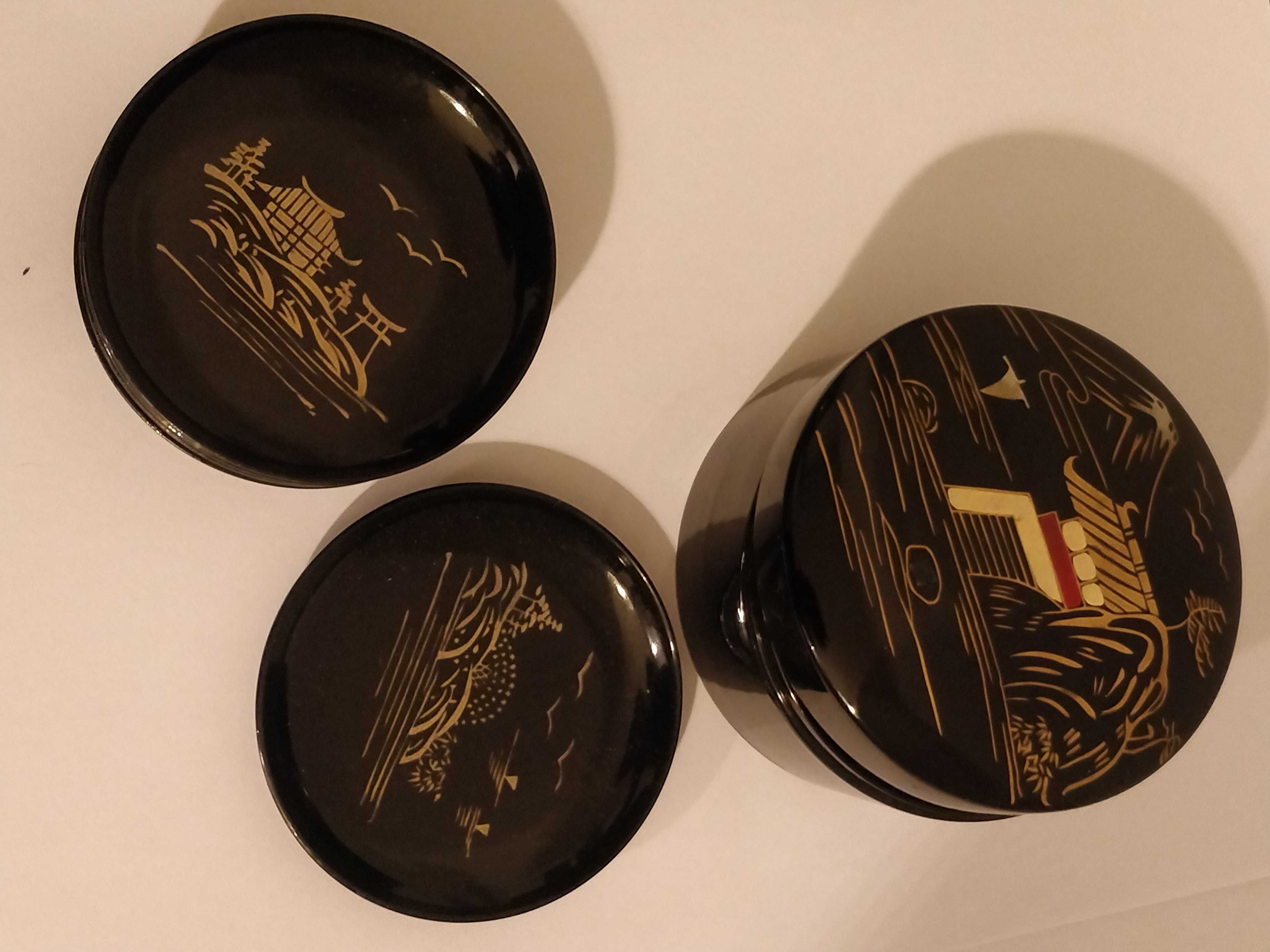 Conjunto de pratos em plástico, com motivos orientais.