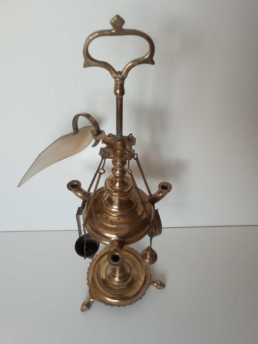 Lamparina de azeite, em latão, usada
