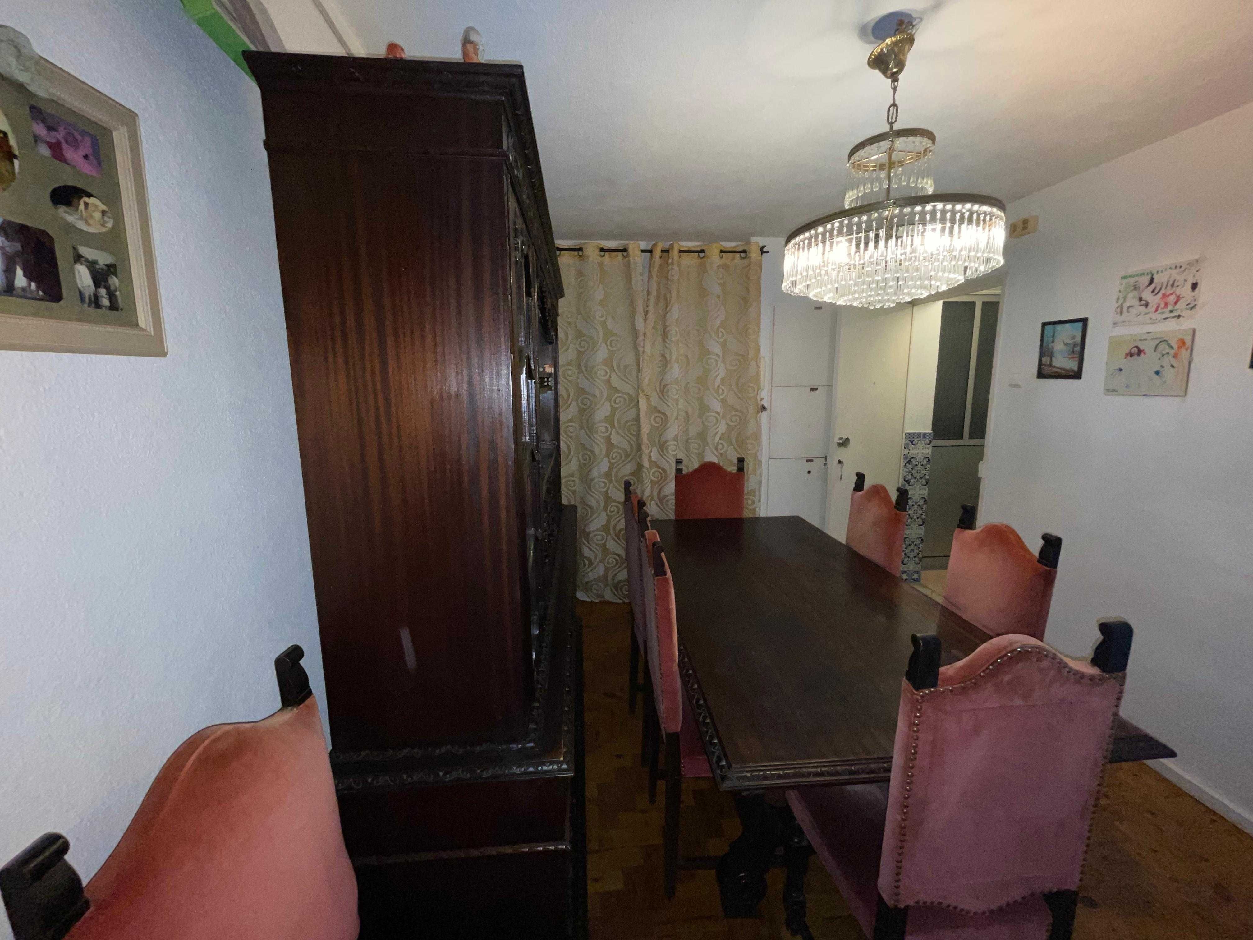 Móvel Sala de Jantar com mesa e 8 cadeiras