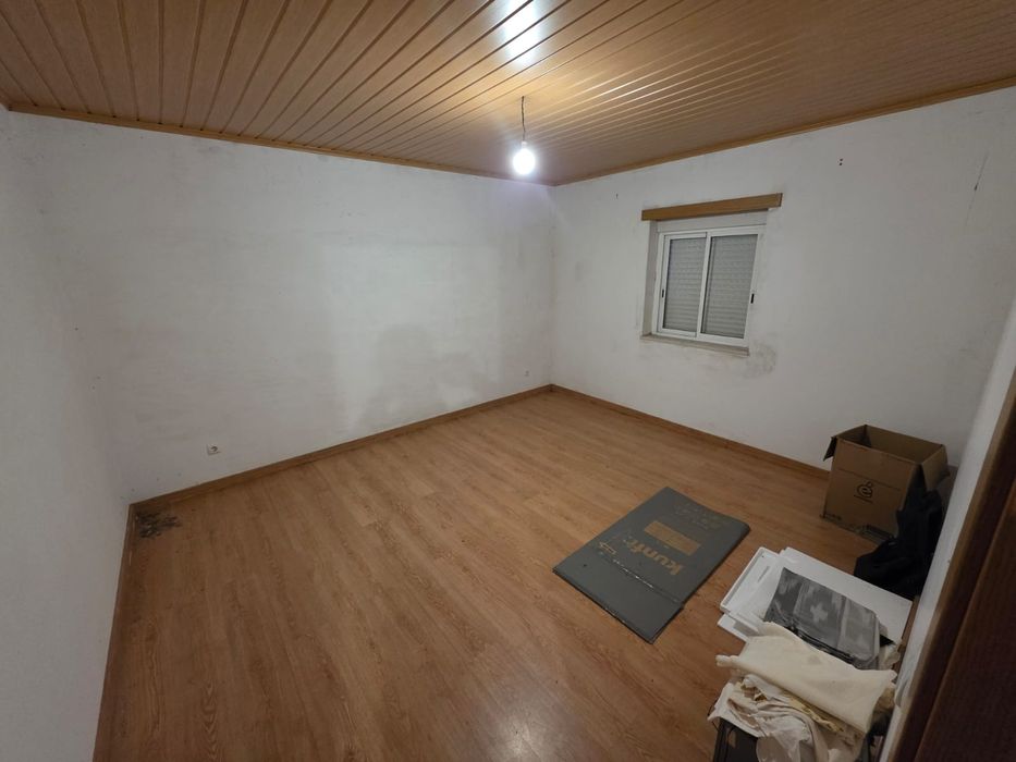 Vende se casa a precisar de obras