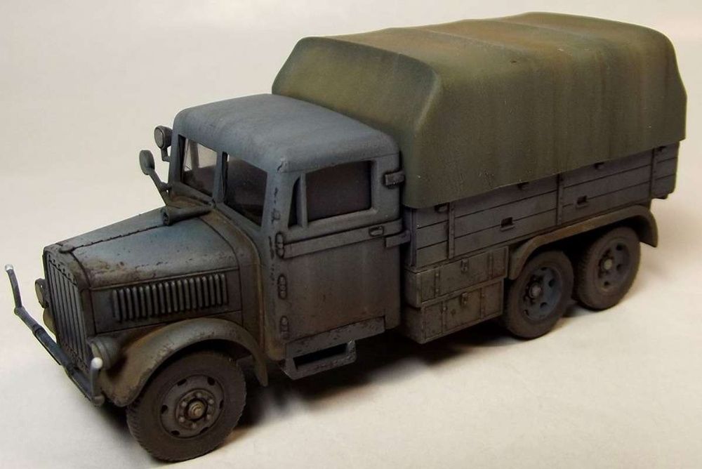 Niemiecka ciężarówka z plandeką do sklejenia i malowania 1/72 - 030