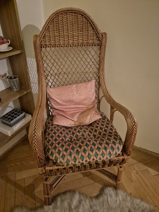 Wiklinowy fotel z poduszkami