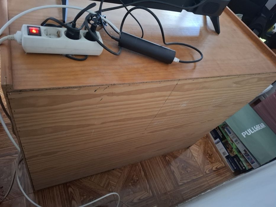 Secretária de madeira.