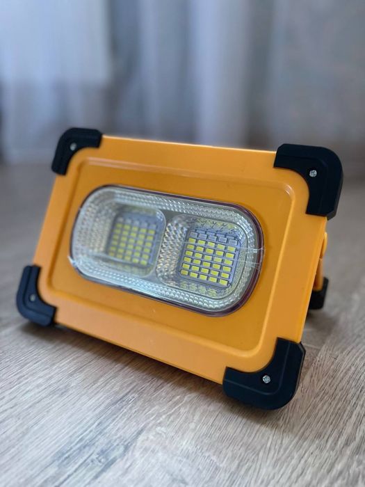 Аккумуляторний LED прожектор з сонячною панеллю