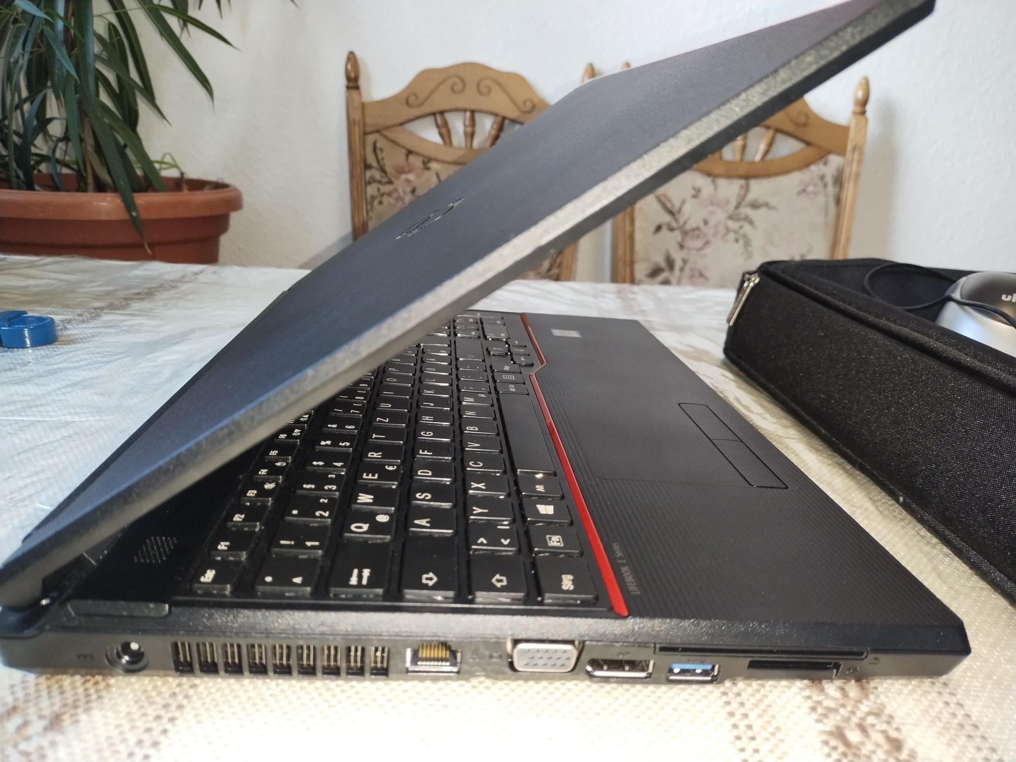 Fujitsu E556, Core i3 -6100